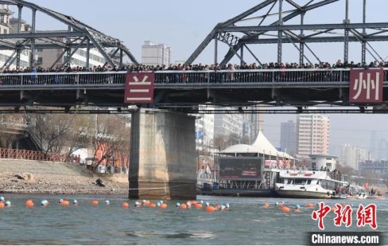 圖為活動現(xiàn)場冬泳愛好者表演“漂游”?！钇G敏 攝