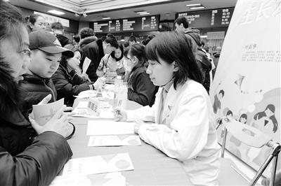 蘭州大學(xué)第一醫(yī)院舉行“新年！新高度！”兒童保健義診活動