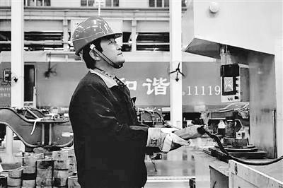 蘭州：寒夜黃河邊，他一把拉出落水大學(xué)生