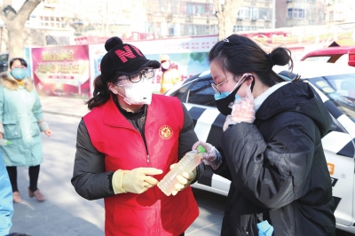 用點(diǎn)滴善舉筑就強(qiáng)大正能量 蘭州市各級(jí)道德模范、蘭州好人齊心援助抗擊疫情一線