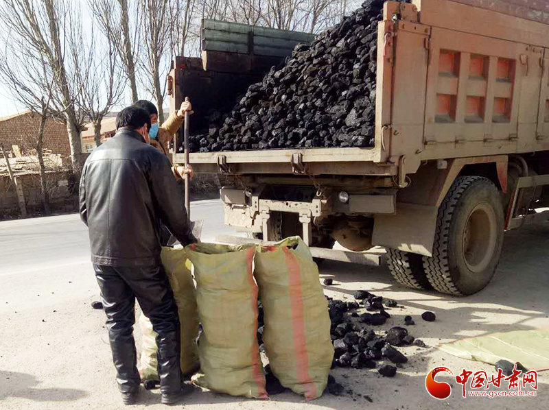 【甘肅全民戰(zhàn)“疫”】雪中送炭！會寧一企業(yè)為基層防控點(diǎn)捐贈10噸愛心煤（圖）