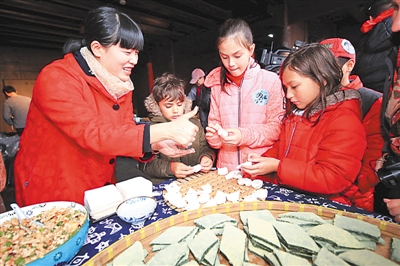 寧波百名外籍人士走進前童古鎮(zhèn) 體驗?zāi)晡丁胺沁z”文化 寧波百名外籍人士走進前童古鎮(zhèn) 體驗?zāi)晡丁胺沁z”文化