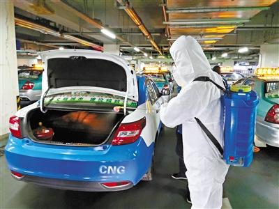 免費接送一線抗“疫”人員 蘭州奔馬雷鋒車隊，你們真棒！