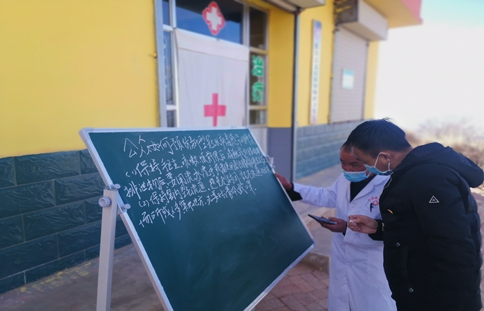 市紀(jì)委監(jiān)委駐村幫扶干部馬維高在村衛(wèi)生室宣傳疫情防控知識(shí)。.jpg