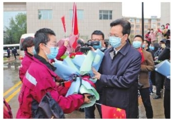 慶陽(yáng)市第二、三批支援湖北醫(yī)療隊(duì)12名隊(duì)員凱旋