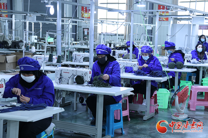 【甘肅省決戰(zhàn)決勝脫貧攻堅(jiān)】臨夏東鄉(xiāng)縣：扶貧車間建在家門(mén)口 貧困群眾變身“上班族”（圖）