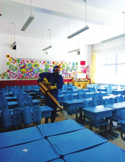 藍(lán)天救援隊助力七里河第二小學(xué)全面消毒（圖）