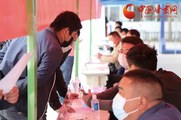 【甘肅省決戰(zhàn)決勝脫貧攻堅】扶貧又扶志！把“就業(yè)大禮包”送到貧困戶家門口（圖）