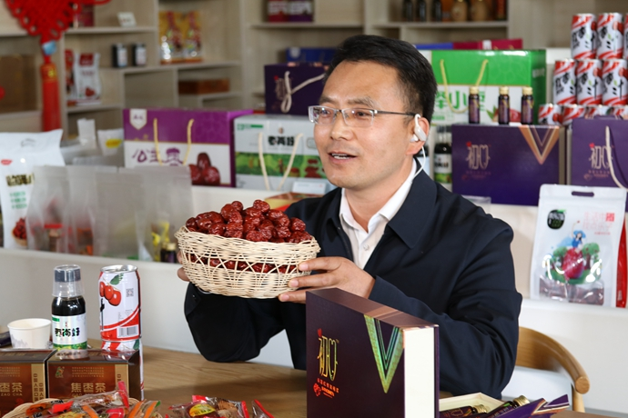 “縣長直播天團”唱響“甘貨春之聲”，售出近30種甘貨1萬余件 開進直播間的網絡扶貧博覽會，受百萬網友點贊 