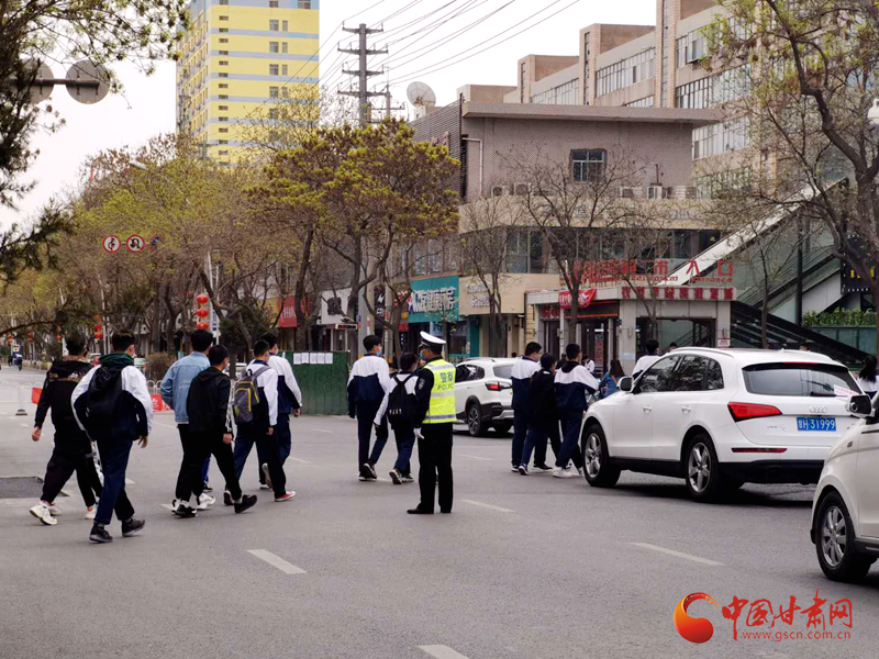 保駕護航！涼州公安交警“護學崗” 撐起“平安傘”