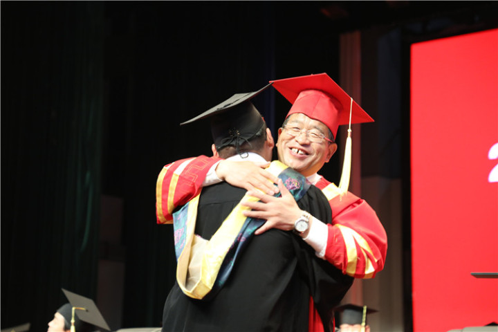 17分鐘14次掌聲！隴東學(xué)院院長辛剛國這樣深情寄語畢業(yè)生