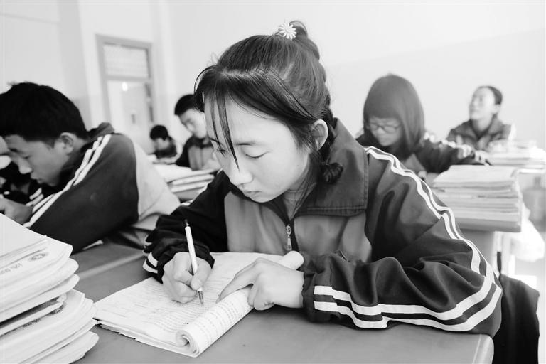 慶陽環(huán)縣這名小姑娘，柔弱肩膀撐起一個大家庭