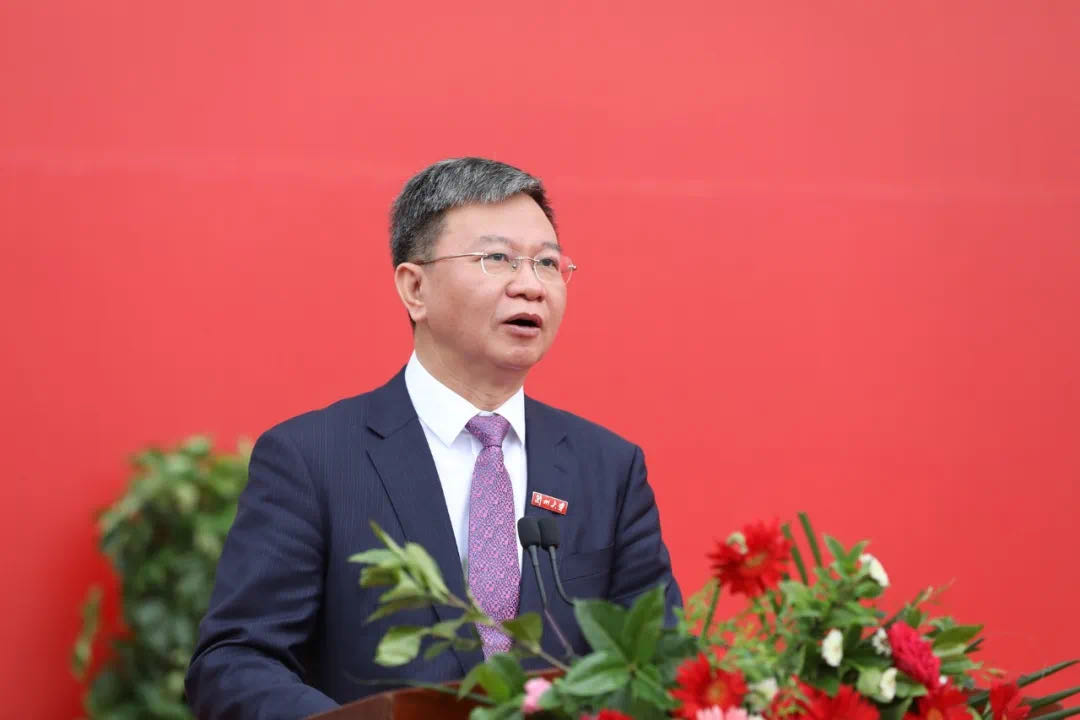 蘭州大學(xué)校長嚴(yán)純?nèi)A寄語2020屆本科畢業(yè)生：做敢擔(dān)當(dāng)、能擔(dān)當(dāng)、有擔(dān)當(dāng)?shù)娜?>
        </a><em>蘭州大學(xué)校長嚴(yán)純?nèi)A寄語2020屆本科畢業(yè)生：做敢擔(dān)當(dāng)、能擔(dān)當(dāng)、有擔(dān)當(dāng)?shù)娜?/em></li>
    <li><a  target=