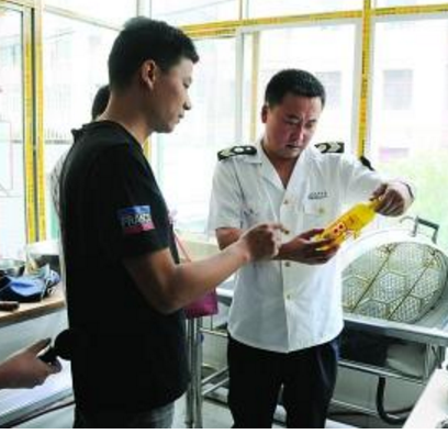 蘭州市場(chǎng)監(jiān)管局綜合行政執(zhí)法隊(duì)開(kāi)展學(xué)校、托幼機(jī)構(gòu)食品安全專項(xiàng)檢查