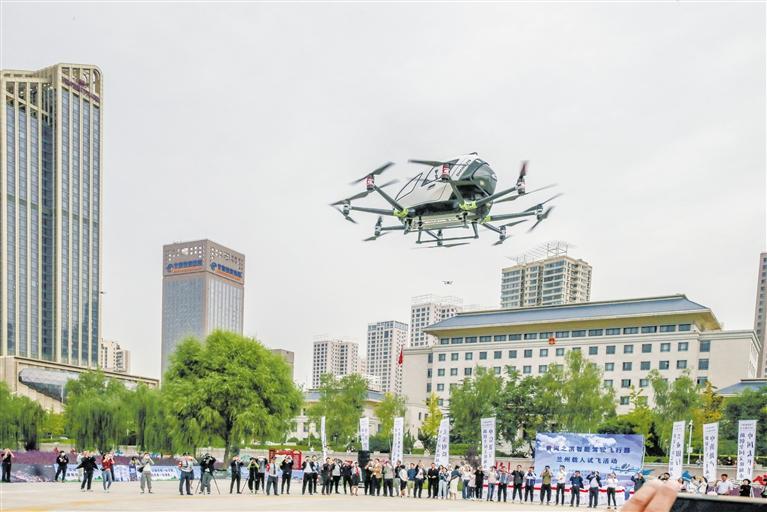 超酷、超刺激！智能駕駛飛行器在蘭載人試飛