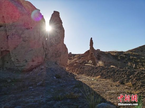 山丹境內的長城是由壕塹和山險為主的漢長城和黃土墻體為主的明長城兩部分組成。 翟繼宗 攝