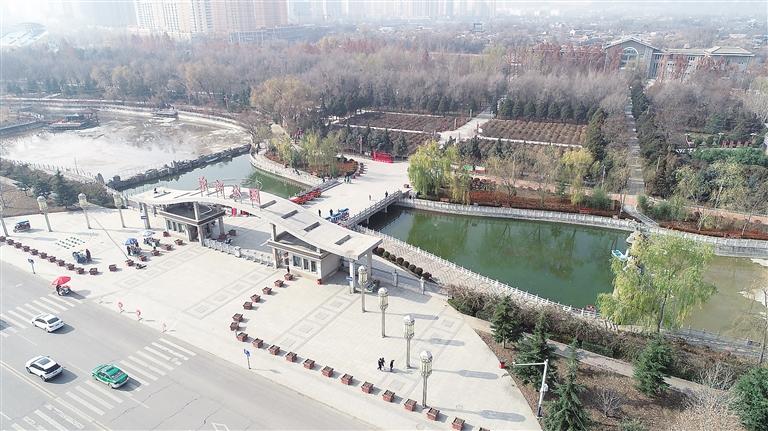 　初冬時(shí)節(jié)，臨夏市東郊公園里,楓樹、松柏、云杉等樹木色彩斑斕