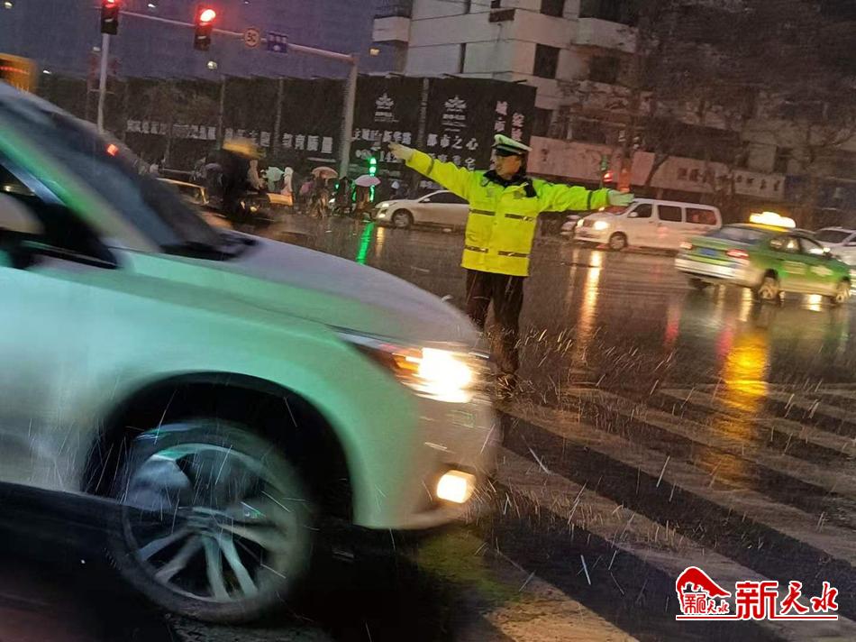 風(fēng)雪襲來(lái)，天水最美“警色”在路上！
