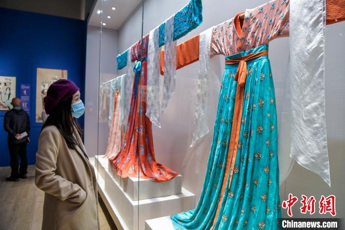 觀眾在參觀唐代服飾?！●樤骑w 攝