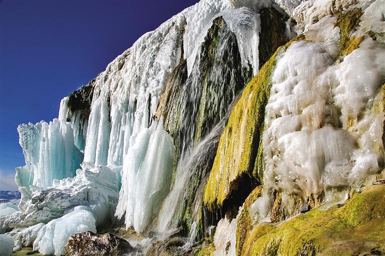 祁連山國(guó)家公園七彩冰瀑美如畫(huà)