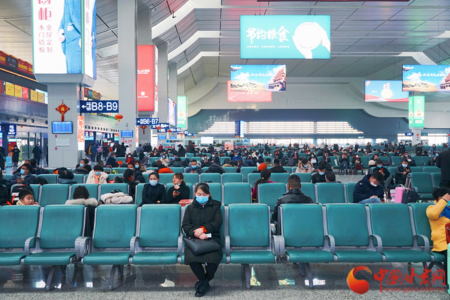 蘭州車站：用心守護(hù)“開往春天的列車” 做好旅客節(jié)后返程運輸