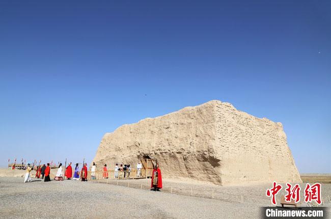 數(shù)十位身著古裝的女性通過體驗(yàn)賞漢舞、習(xí)漢禮、吟誦詩詞等中華傳統(tǒng)文化，再現(xiàn)古絲綢之路的繁華盛景?！⊥踺?攝