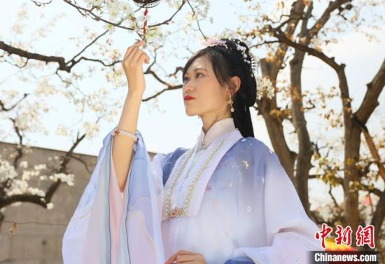 圖為蘭州青年身穿漢服在百年梨園賞景。　高展 攝