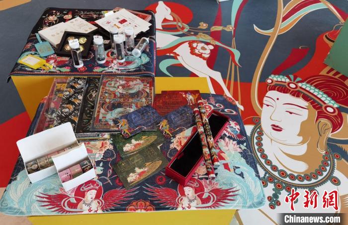 60余類敦煌主題的文創(chuàng)產(chǎn)品讓人愛不釋手。　丁思 攝