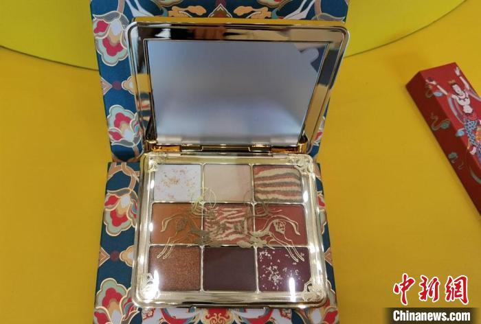 圖為取材壁畫色彩的敦煌美妝?！《∷?攝