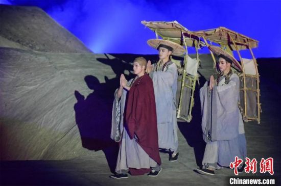 圖為演出現(xiàn)場(chǎng)，該劇獨(dú)創(chuàng)360度旋轉(zhuǎn)并前后移動(dòng)觀眾席，顛覆傳統(tǒng)劇場(chǎng)舞臺(tái)表演模式?！⊥醣筱y 攝