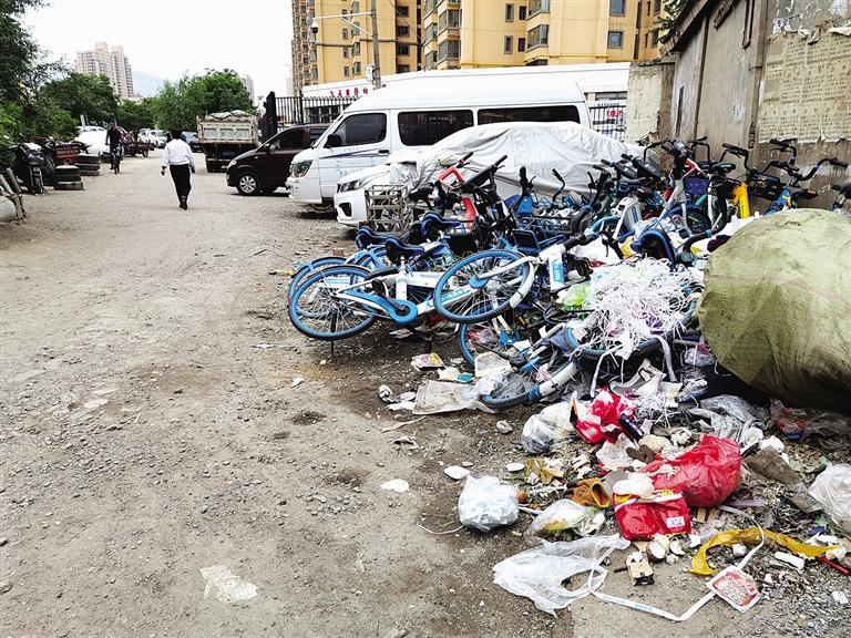 百米土路臟亂差，誰來管？經(jīng)記者協(xié)調(diào)，社區(qū)組織志愿者進(jìn)行了清理