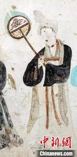 “一把小扇在手，笑對(duì)仲夏酷暑?！眻D為莫高窟第468窟《執(zhí)團(tuán)扇女供養(yǎng)人》(中唐)?！《鼗脱芯吭汗﹫D