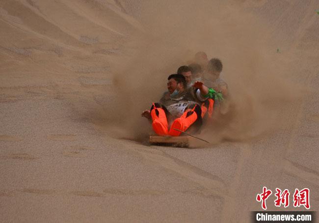 6月13日，敦煌鳴沙山月牙泉景區(qū)舉辦滑沙比賽?！●T豆 攝