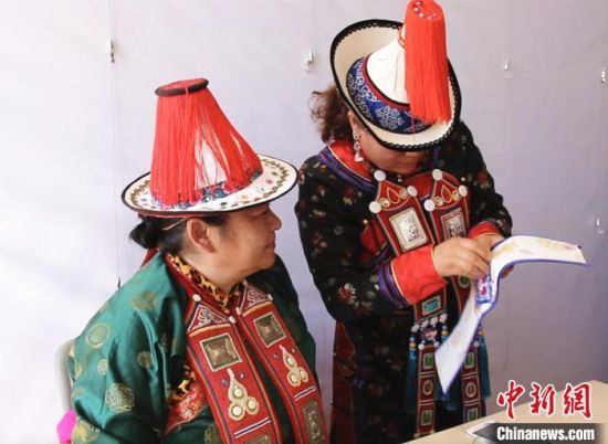 圖為用活態(tài)傳習(xí)的模式促進(jìn)裕固族非物質(zhì)文化遺產(chǎn)的保護(hù)傳承。　史靜靜 攝