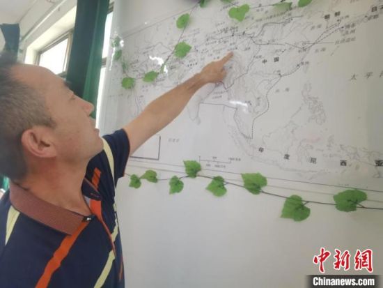 圖為甘肅省社會科學(xué)院絲綢之路研究所所長侯宗輝指出《絲綢之路古文明》課題組考察線路。　閆姣 攝