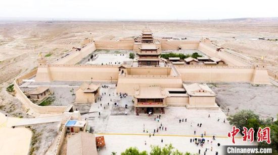 圖為7月中旬，世界文化遺產(chǎn)——嘉峪關(guān)，它是中國(guó)明代萬(wàn)里長(zhǎng)城的西端起點(diǎn)?！「哒埂z