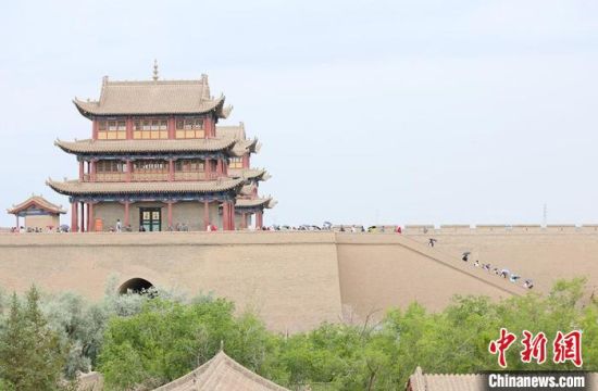 歷經(jīng)數(shù)十載保護(hù)修繕的古老關(guān)城得以延年益壽，成為了海內(nèi)外游客“絲路游”的必經(jīng)打卡地?！「哒?攝