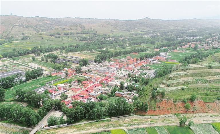 臨夏州積石山縣投資380余萬元在關(guān)家川鄉(xiāng)何家村實(shí)施了風(fēng)貌改造項目