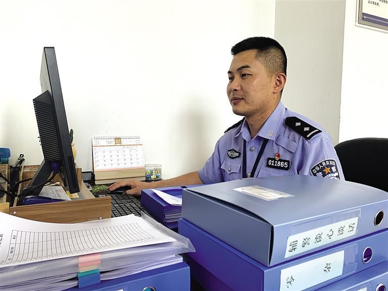 “身為黨員，就應(yīng)該第一個往前沖”