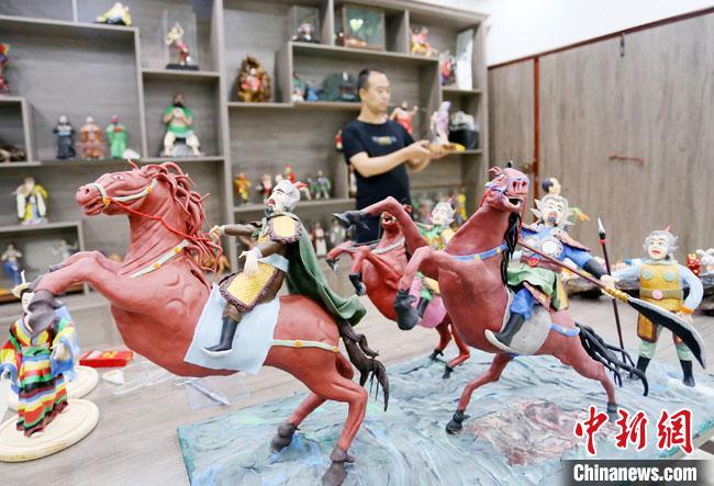 安秋平是成州面塑第五代傳承人，也是當(dāng)?shù)匚ㄒ粓允孛嫠苤谱鞯娜?。　高?攝