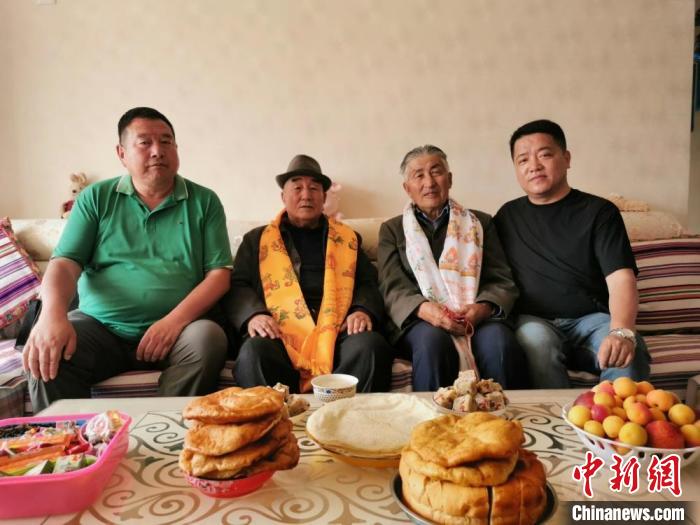 圖為張輝剛(右一)拜訪甘肅肅南縣裕固族德高望重的老人。(資料圖) 張輝剛供圖