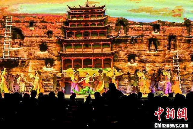 開幕式文藝展示“相約敦煌”，通過數(shù)字技術將莫高窟“搬到”演出現(xiàn)場?！「拭C省文化和旅游廳供圖