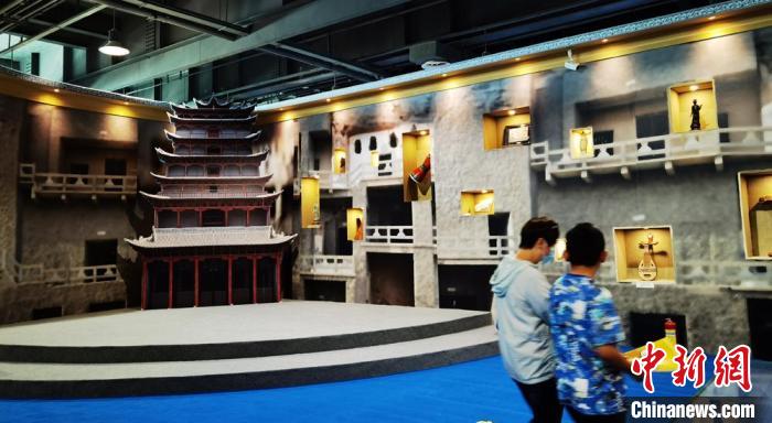 該展覽還借助科技手段，復(fù)原“藏經(jīng)洞”場(chǎng)景，將莫高窟“搬進(jìn)”展廳。　丁思 攝