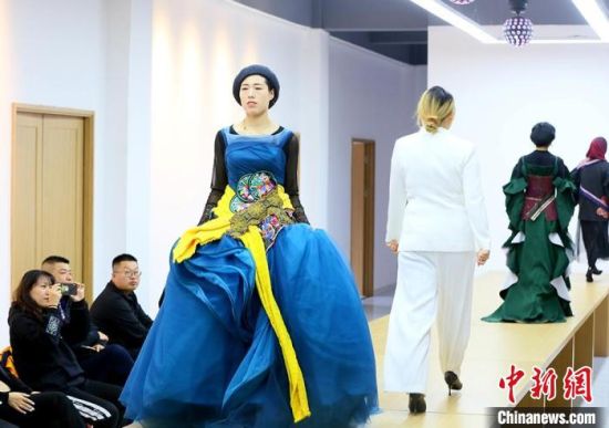 東鄉(xiāng)繡娘在T臺(tái)走秀。　高展 攝