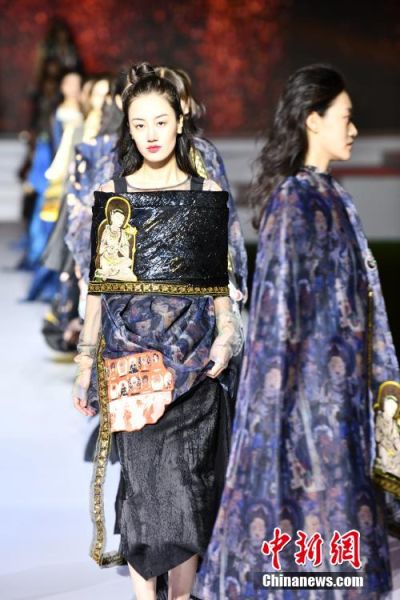 圖為敦煌服裝秀展示。 殷春永 攝