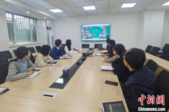 圖為甘肅教育出版社《寫給青少年的敦煌故事》叢書項(xiàng)目組，探討圖書封面設(shè)計(jì)?！￠Z姣 攝