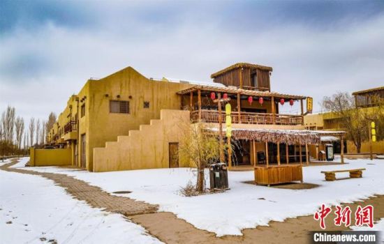 雪落敦煌月牙泉小鎮(zhèn)。　王斌銀 攝