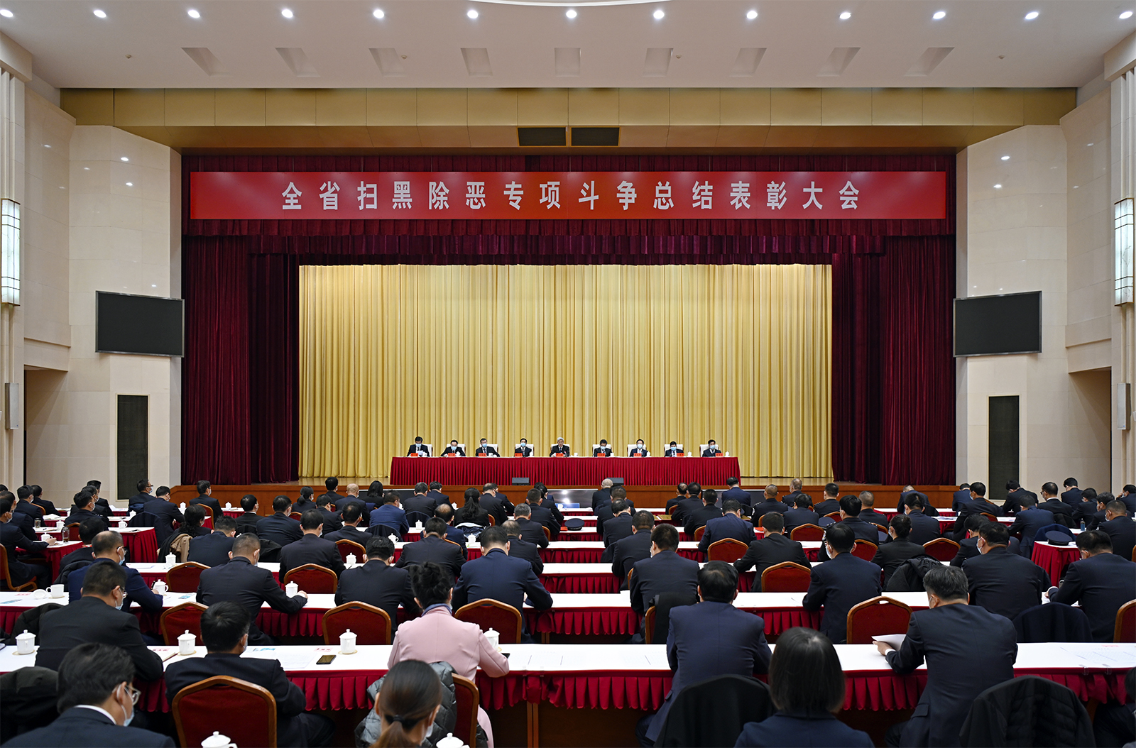 【快訊】甘肅省掃黑除惡專(zhuān)項(xiàng)斗爭(zhēng)總結(jié)表彰大會(huì)在蘭舉行 尹弘講話 任振鶴主持