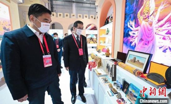 圖為甘肅省副省長(zhǎng)孫雪濤(左)與甘肅省文化和旅游廳廳長(zhǎng)陳衛(wèi)中(右)一同參觀“甘肅館”?！「拭C省文化和旅游廳供圖