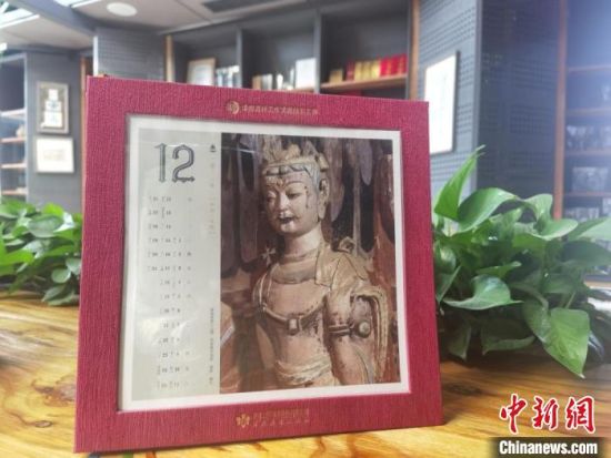 圖為徐晉林制作的敦煌題材的手工書《走進(jìn)沙漠敦煌——莫高窟與藏書票藝術(shù)》，深受讀者喜愛。　閆姣 攝